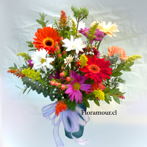 Simp�tico arreglo floral libre y colorido con variedades mixtas de la estaci�n. (Vaso cer�mico simple - Variedad de flores puede variar seg�n ciudad o país de destino)